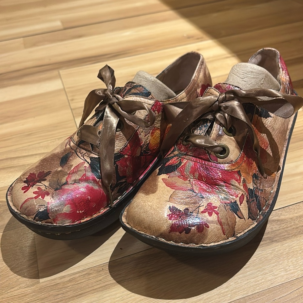 Very comfy. Super stylish with scrub pants. Lightly worn.